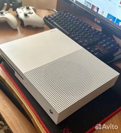 Xbox One S 1TB 2 геймпада + Game Pass Ultimate