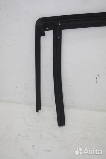 Уплотнитель стекла двери задней правой Peugeot-C