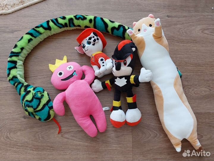 Плюшевый кот, змея, радужные друзья