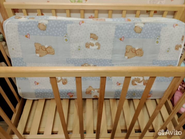 Кроватка детская с маятником