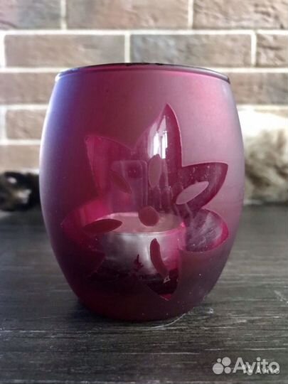 Бордовый подсвечник из стекла