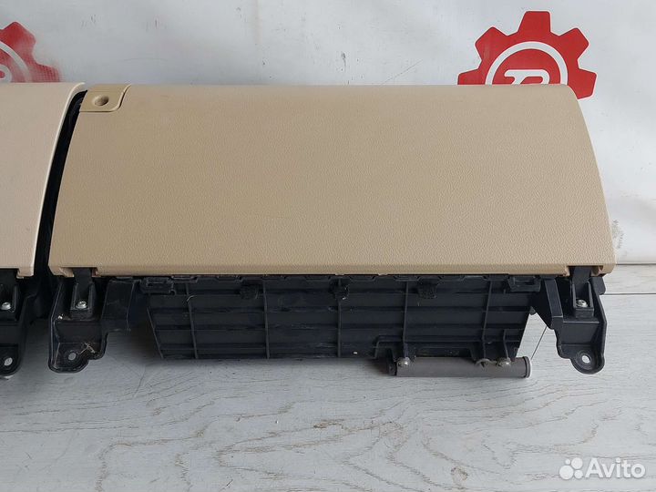 Lexus LX570 Бардачек