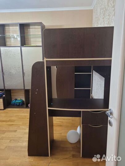 Детская кровать чердак со столом и шкафом