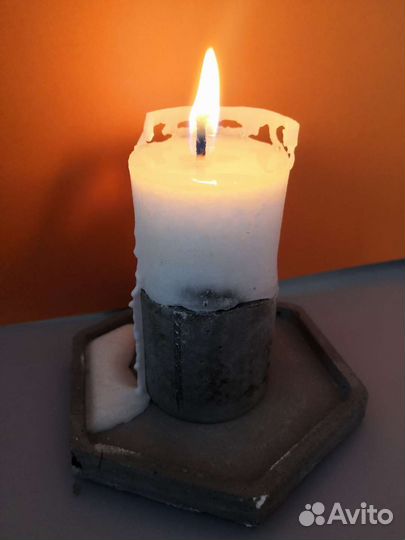 Свечи на бетоне