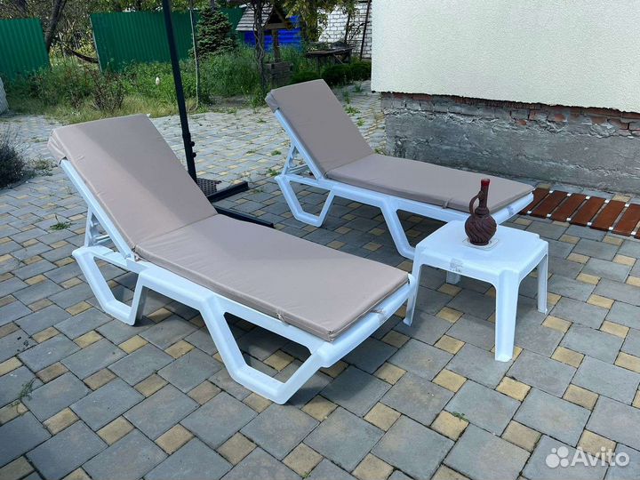 Шезлонг пластиковый пляжный