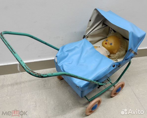 Голубая коляска для куклы 