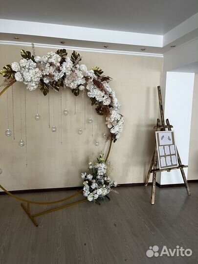 Мольберт декоративный в аренду. На праздники