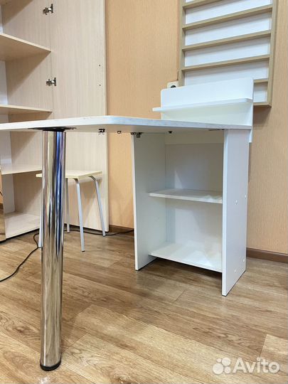 Маникюрный стол