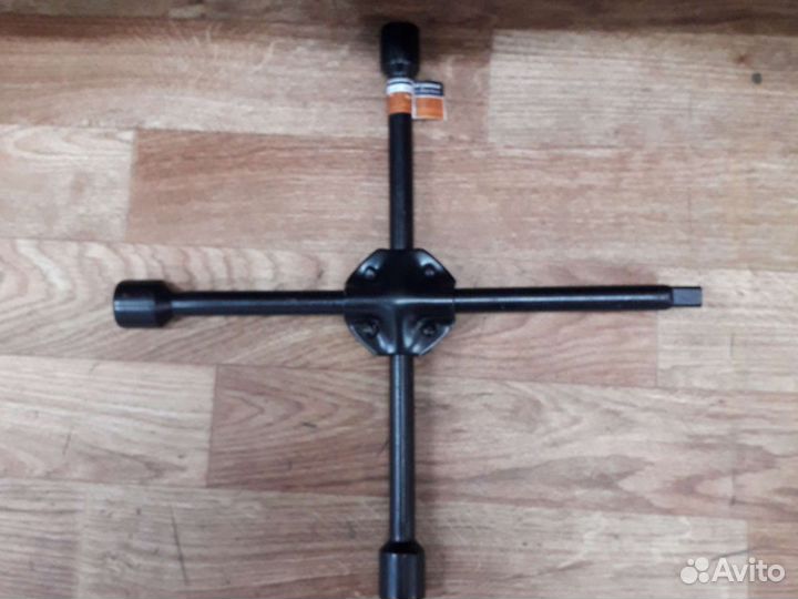 Ключ баллонный 