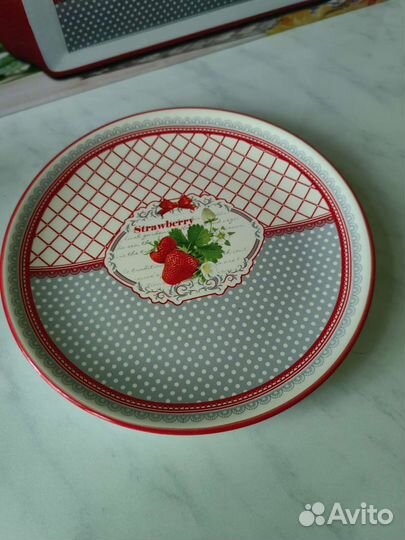 Набор посуды: салфетница, блюдо, тарелка