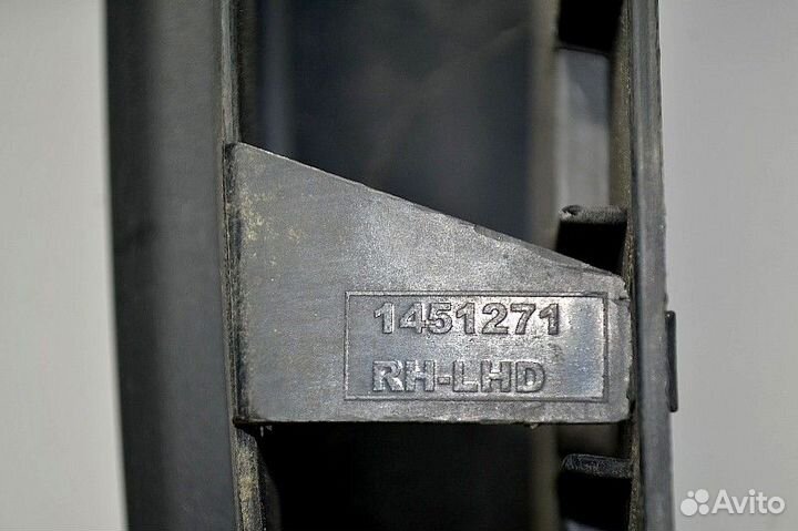 Пластиковая накладка под лобовым стеклом правая ча