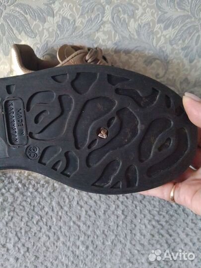 Кроссовки женские