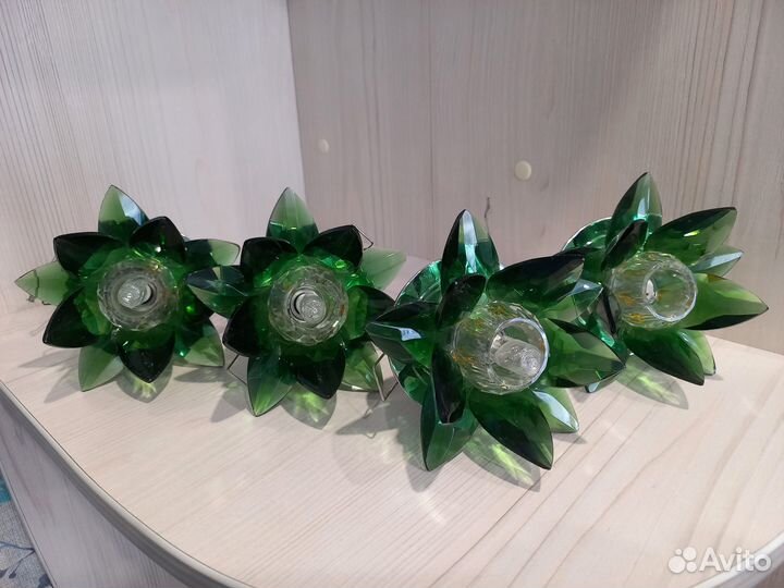 Светильники кувшинки, зеленые, светят ярко