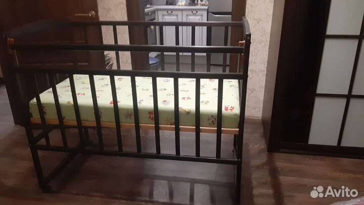 Детская кроватка с матрасиком