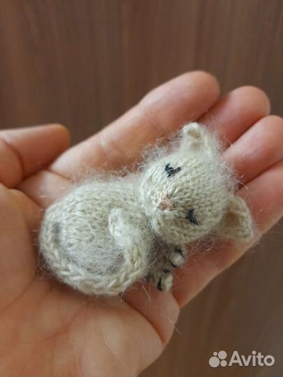 Вязаная брошь 