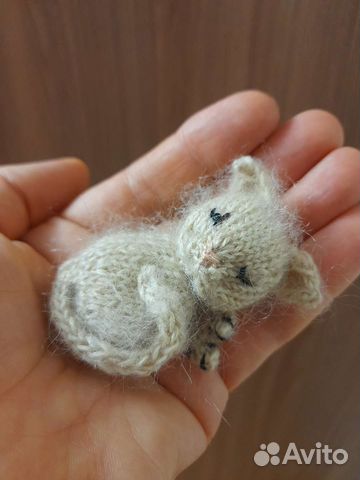 Вязаная брошь 