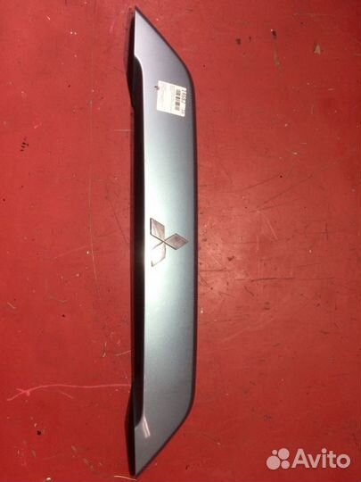 Накладка крышки багажника Mitsubishi Outlander