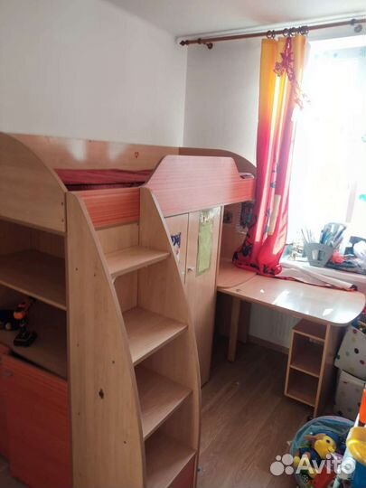Детская кровать чердак со столом и шкафом