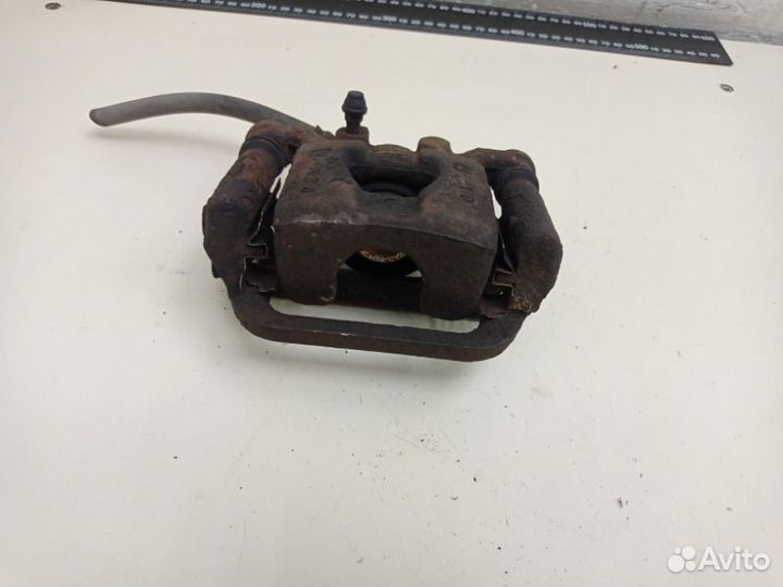 Суппорт тормозной задний левый Nissan Tiida HR16DE