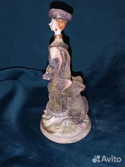 Статуэтка дама с собачкой