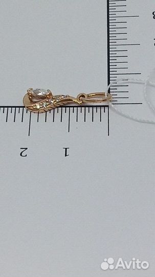 Золотая подвеска с камнем