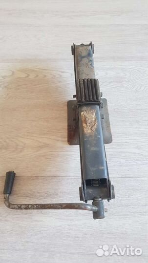 Домкрат механический винтовой