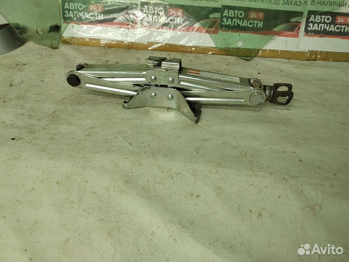 Домкрат автомобильный бу в хорошем состоянии