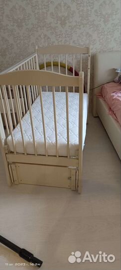 Кроватка детская с маятником