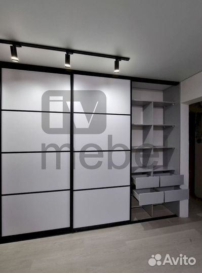 Книжный шкаф