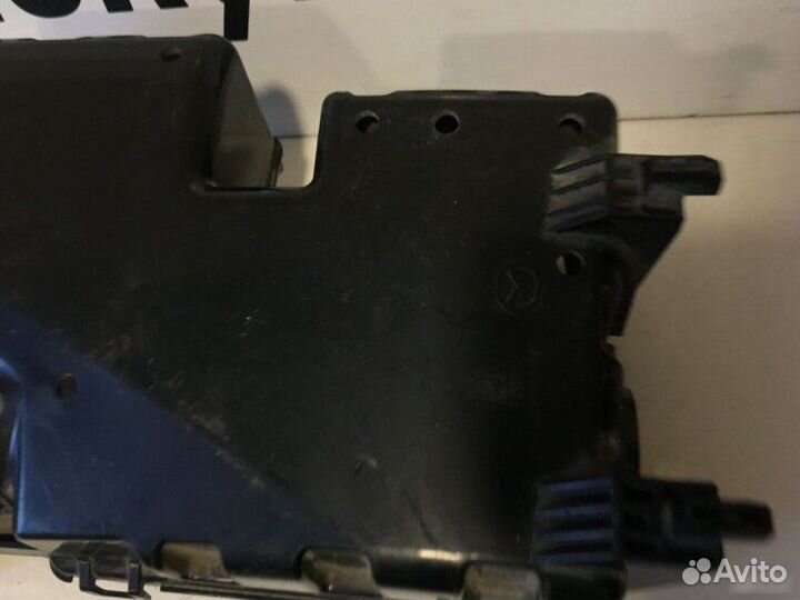 Корпус блока предохранителей Mazda 3 BL