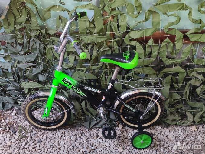 Детский велосипед (с двумя боковыми колёсами)