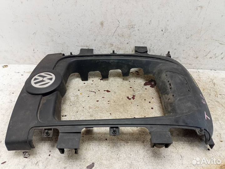 Крышка двигателя 7L6103925