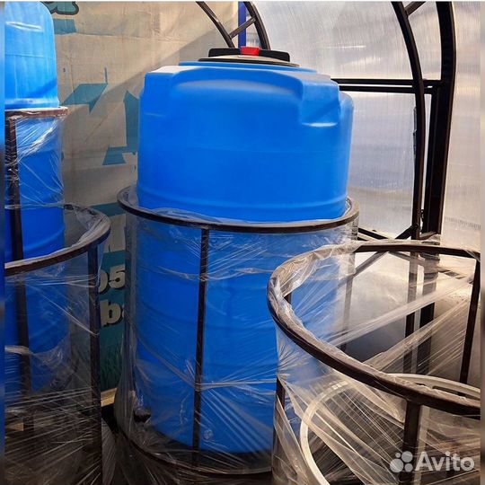 Пластиковые емкости для хранения воды