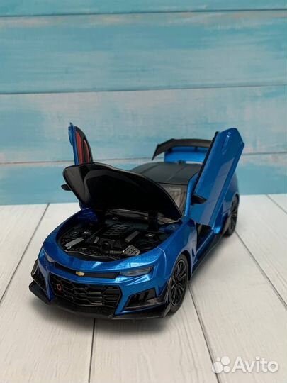 Модель автомобиля Chevrolet Camaro Bumblebee 1:24