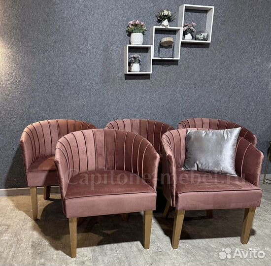 Кресло в стиле лофт для клиента маникюра