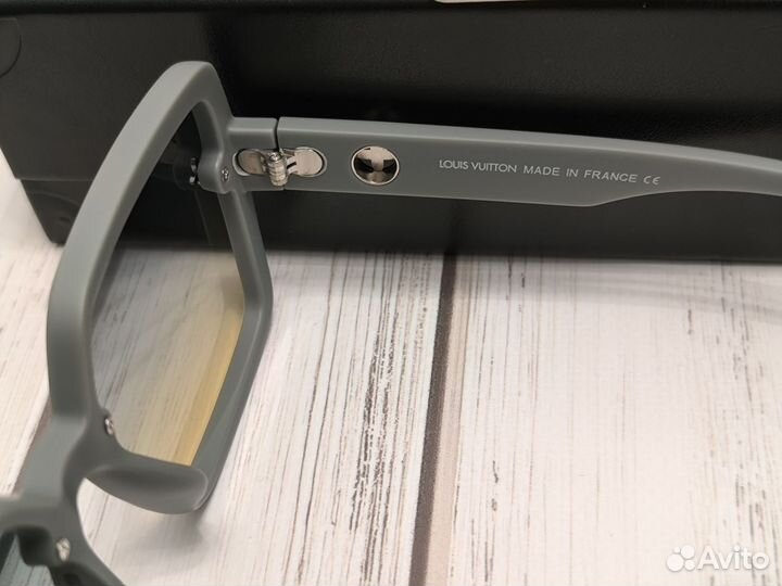 Солнцезащитные очки Louis Vuitton