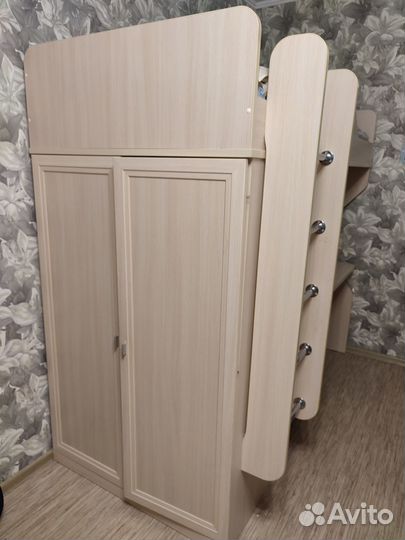 Детская кровать чердак со столом и шкафом