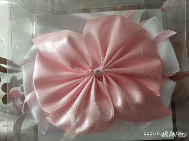 Продаю атласный бант на выписку для девочки