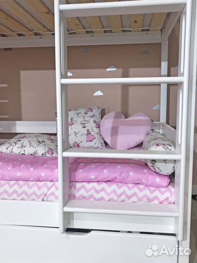 Детская двухъярусная кровать