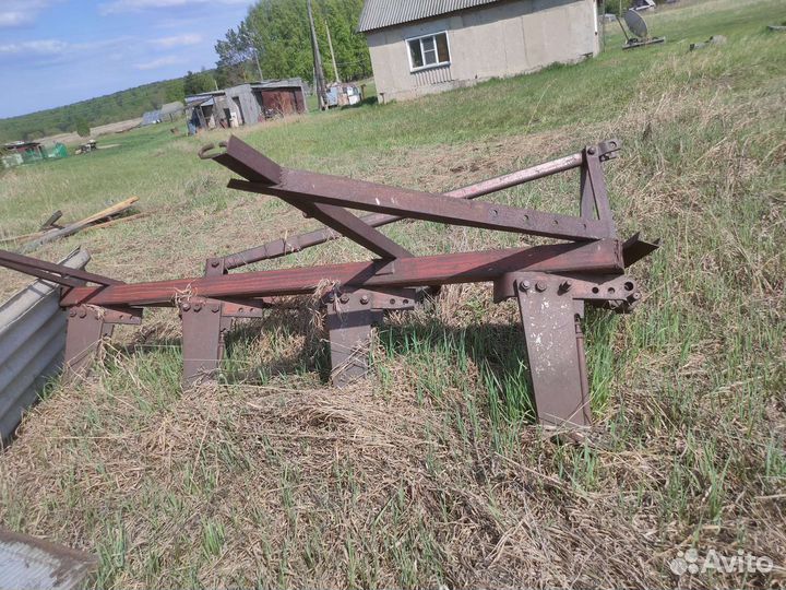 Плуг трехкорпусный