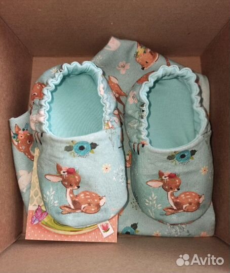 Пинетки и слюнявчик