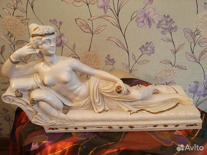 Статуэтка «Паулина Боргезе» с яблоком»