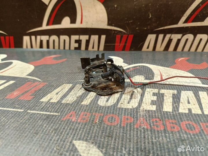 Ответная часть замка крышки багажника задняя