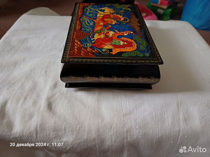 Деревянная шкатулка