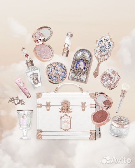 На руках разные чемоданы косметики 