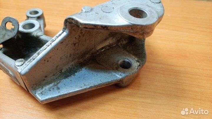 Кронштейн (крепление) кпп Toyota Yaris 1KR-FE 2011