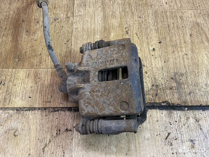 Суппорт передний правый Микра К11 Nissan Micra