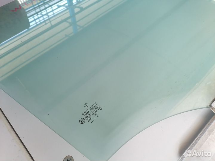 Стекло двери переднее правое Мерседес W210