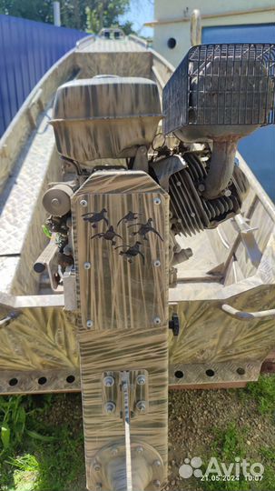 Лодка болотоход с мотором