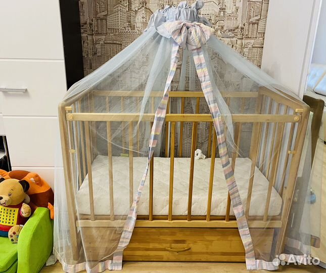 Детская кроватка с поперечным маятником и ящиком